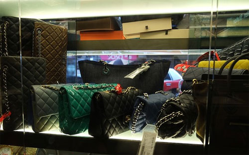 Thị trường túi hiệu của Hồng Kông hiện đang phát triển mạnh, dự báo đạt doanh thu khoảng 4 tỷ USD vào năm tới - Ảnh: WSJ. 