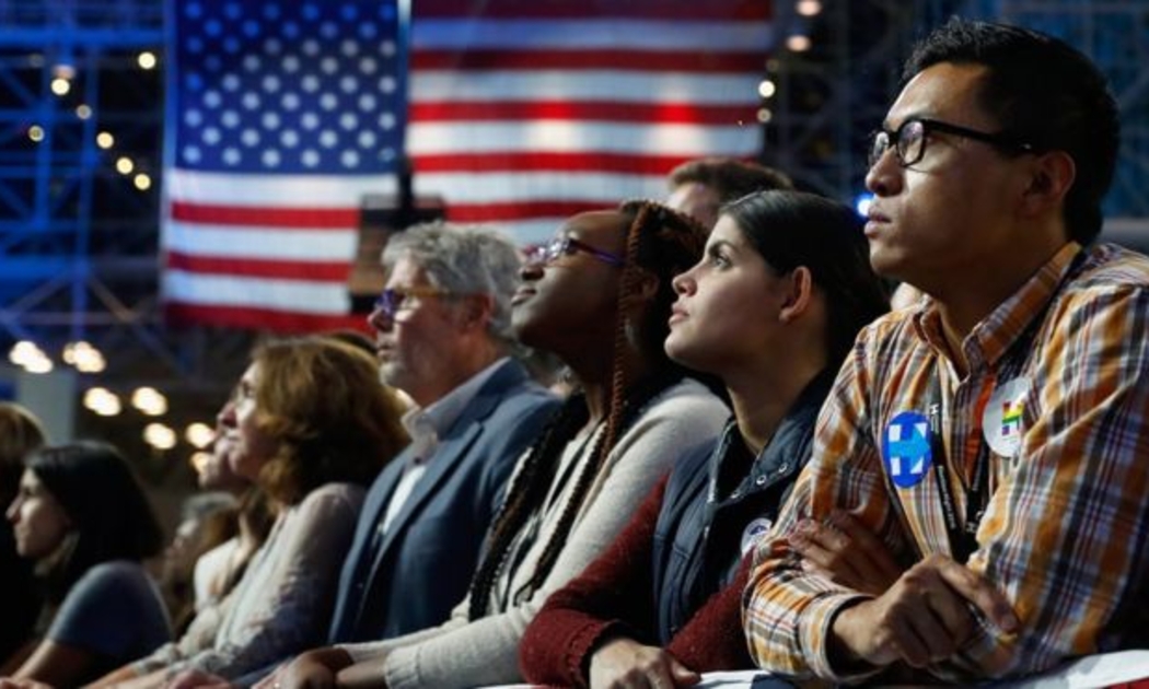 Người ủng hộ bà Hillary Clinton buồn bã trong đêm của ngày bầu cử 8/11 - Ảnh: Getty/BBC.