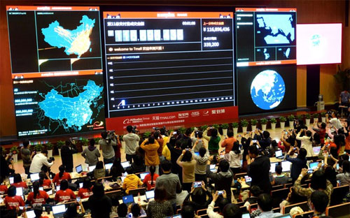 Nhân viên của Alibaba theo dõi giao dịch trong ngày hội mua sắm trực tuyến 11/11 từ trụ sở công ty ở Hàng Châu, Trung Quốc - Ảnh: ChinaFotoPress via Getty Images.