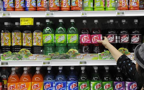 Sản phẩm đồ uống của F&amp;N bày bán trong một siêu thị - <i>Ảnh: Bloomberg</i>.<br>