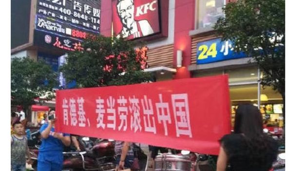 Người Trung Quốc biểu tình trước một cửa hiệu KFC ở nước này - Ảnh: Weibo/BBC.<br>