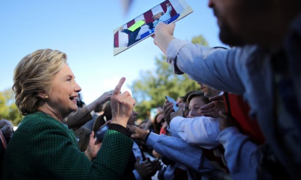 Bà Hillary Clinton vận động tranh cử ở Raleigh, North Carolina ngày 23/10 - Ảnh: Reuters.