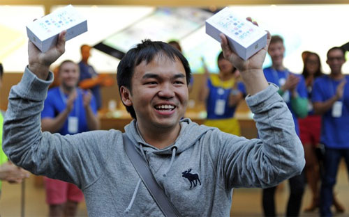 Một trong những khách hàng đầu tiên mua được điện thoại iPhone 5S và 5C tại Sydney sáng nay - Ảnh: Greg Wood/AFP/Getty Images.