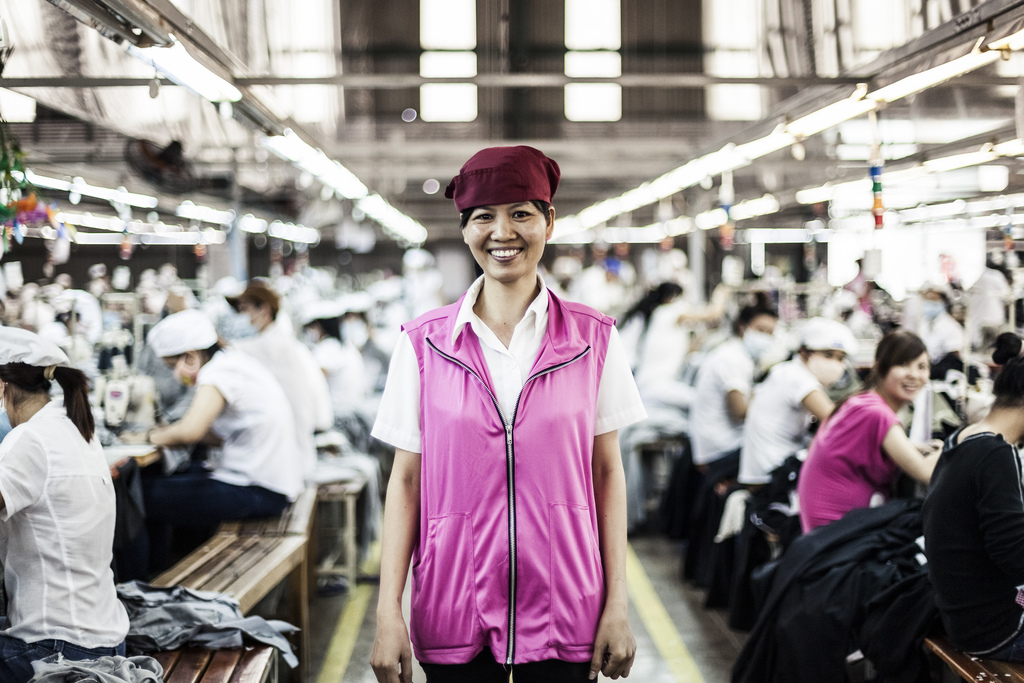 Một nữ công nhân trong một nhà máy dệt may ở Việt Nam - Ảnh: Flickr.<br>