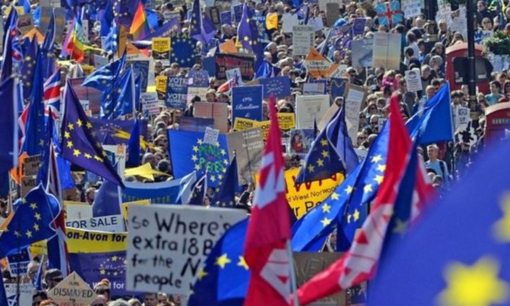 Tuần hành phản đối Brexit ở London hôm 25/3 - Ảnh: PA/BBC.