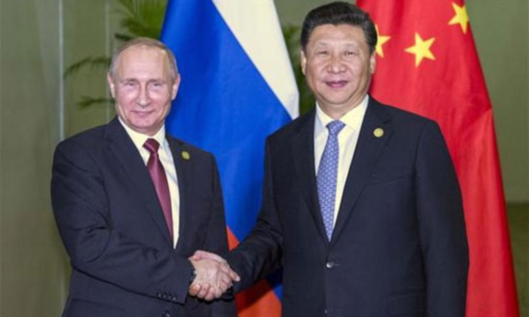 Tổng thống Nga Vladimir Putin (trái) và Chủ tịch Trung Quốc Tập Cận Bình trong cuộc gặp ở Lima, Peru ngày 19/11 - Ảnh: News.cn.<br>