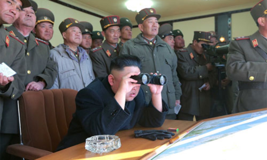 Nhà lãnh đạo Triều Tiên Kim Jong Un bên các quan chức quân sự nước này - Ảnh: KCNA.