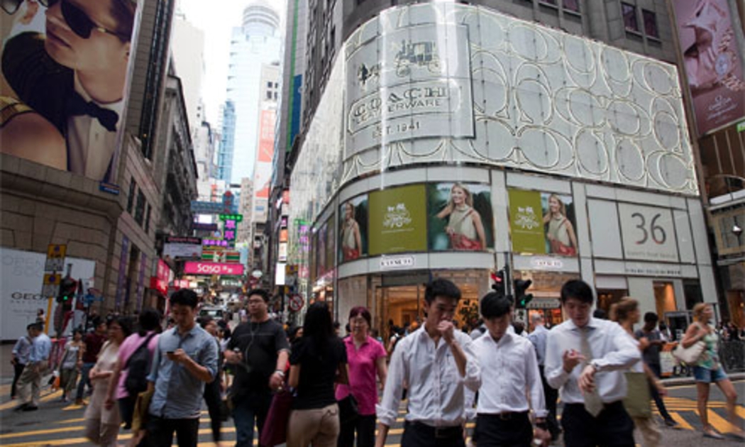 Cửa hiệu trước đây của Coach ở quận trung tâm của Hồng Kông - Ảnh: Bloomberg.<br>
