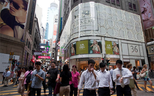 Cửa hiệu trước đây của Coach ở quận trung tâm của Hồng Kông - Ảnh: Bloomberg.<br>