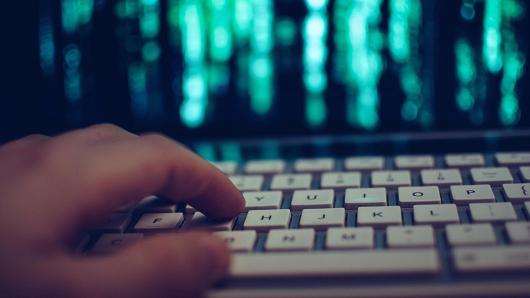 Để che giấu vị trí, các hacker thường tiến hành việc tấn công từ các máy chủ ở xa vị trí của chúng - Ảnh: Getty/CNBC.<br>