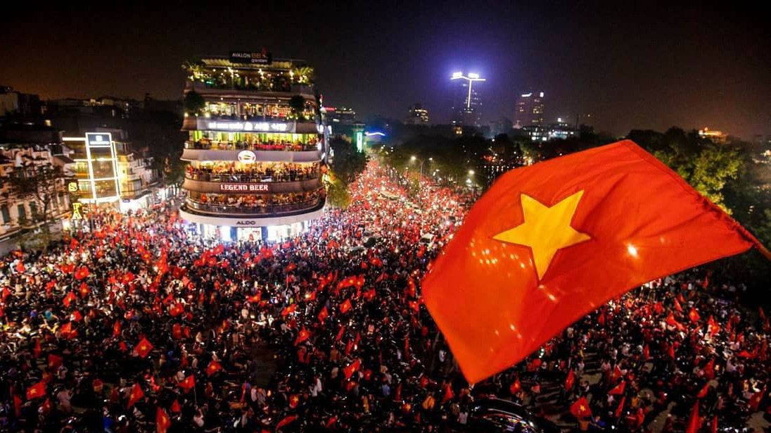 Khung cảnh ăn mừng tại hồ Hoàn Kiếm (Hà Nội) sau chiến thắng của đội tuyển bóng đá U23 Việt Nam tại vòng bán kết giải vô địch U23 châu Á, hôm 23/1 - Ảnh: TT&VH.