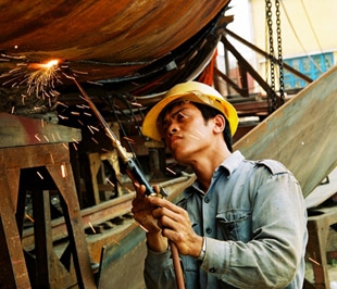 Theo tổng hợp của Bộ Kế hoạch và Đầu tư, quy mô của các gói kích cầu đến nay ước khoảng 143.000 tỷ đồng, tương đương 8 tỷ USD, chưa kể phần bảo lãnh tín dụng (17.000 tỷ đồng) - Ảnh: Việt Tuấn.