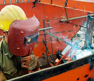 Mặc dù nền kinh tế Việt Nam vẫn được dự báo sẽ có tăng trưởng, nhưng triển vọng tăng trưởng đã giảm tốc vì khủng hoảng kinh tế đã trở nên trầm trọng hơn ở các thị trường phát triển vốn tiêu thụ phần lớn lượng hàng xuất khẩu của Việt Nam - Ảnh: Việt Tuấn.