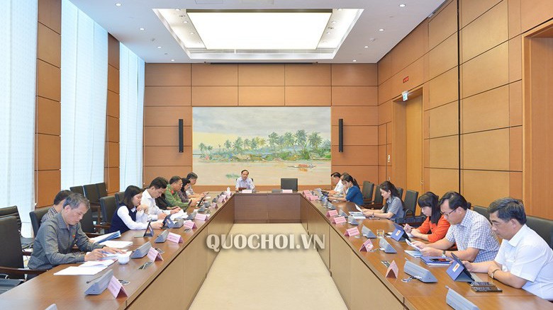 Phiên thảo luận tổ về về dự án Luật sửa đổi, bổ sung một số điều                                                          của Luật Cán bộ, công chức và Luật Viên chức.
