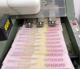 "Việc tiếp tục duy trì chính sách thắt chặt tiền tệ là cần thiết trong thời gian ngắn" - Ảnh: Việt Tuấn.