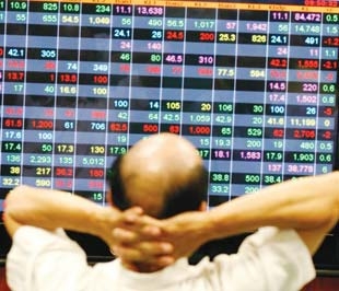 Nếu như các nhà đầu tư đơn lẻ và tiềm lực tài chính nhỏ chỉ có thể cảm nhận tác động tiêu cực của suy thoái kinh tế toàn cầu một cách từ từ, thì các nhà đầu tư lớn có tổ chức như các quỹ đầu tư nước ngoài tại Việt Nam lại là ngưỡi “lĩnh đủ” đầu tiên, và bị tác động nhanh hơn cả - Ảnh: Việt Tuấn.