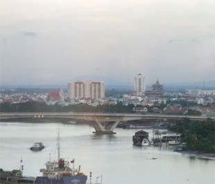 Cầu Thủ Thiêm nối khu trung tâm hiện hữu với khu đô thị mới Thủ Thiêm trong tương lai - Ảnh: Mộng Bình.