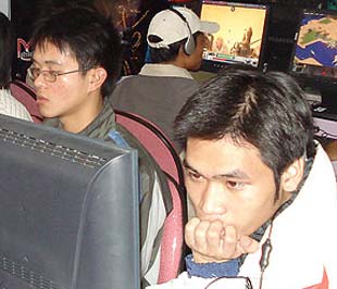 Năm 2008, các nhà phát hành game đo được giờ cao điểm có thể có 500.000 người chơi cùng lúc, mỗi tháng có khoảng 700.000 - 800.000 người trả tiền mua đồ chơi game - Ảnh: VTC.