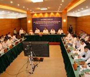 Buổi giao ban truyền hình trực tuyến trên mạng tin học đầu tiên của Thủ tướng với các bộ, ngành, địa phương ngày 27/4/2008 - Ảnh: Website Chính phủ.