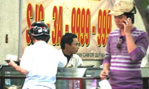 Giá vàng tiếp tục vọt cao, giá dầu còn 35 USD/thùng