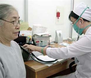 Mức mua bảo hiểm trách nhiệm trong trường hợp xảy ra rủi ro trong khám chữa bệnh tối thiểu là 200 triệu đồng đối với bệnh viện, 100 triệu đồng đối với cơ sở khám bệnh, chữa bệnh khác và 50 triệu đồng đối với cá nhân hành nghề - Ảnh: TT.