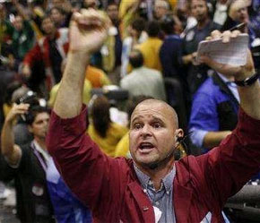 Chứng khoán Mỹ đã tăng gần 2% nhờ thông tin doanh thu bán lẻ tăng mạnh và số người nộp đơn xin trợ cấp thất nghiệp lần đầu giảm.