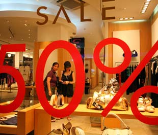 Bài toán cạnh tranh của hàng nội thời suy thoái kinh tế là không dễ tìm lời giải - Ảnh: Việt Tuấn.