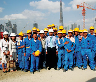 Lao động Việt Nam tại một công trường xây dựng ở nước ngoài.