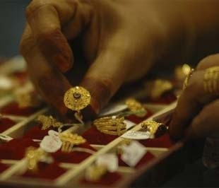 Phiên này, giá vàng thế giới chịu áp lực mất giá từ việc giới đầu tư đẩy mạnh bán ra để hiện thực hóa lợi nhuận - Ảnh: AP.