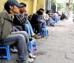 Uống cà phê vỉa hè ở Hà Nội là thú vui của nhiều bạn trẻ - Ảnh: VNN.