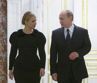 Thủ tướng Nga Vladimir Putin (bên phải) và Thủ tướng Ukraine Yulia Tymoshenko sau cuộc họp diễn ra tại thủ đô Moskva của Nga, hôm 18/1 - Ảnh: Reuters.