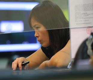 Việc đầu tư chứng khoán chưa bao giờ được coi là đơn giản và thị trường chứng khoán bao giờ cũng đầy thử thách - Ảnh: Việt Tuấn.