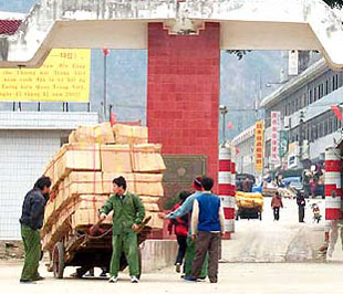 Một ngày tại cửa khẩu Tân Thanh (Lạng Sơn), hải quan phải làm thủ tục xuất vài ngàn tấn nông sản nhưng giá trị mang lại không cao do đa phần chúng ta xuất nông sản thô không qua chế biến.