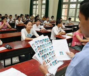 Giám thị kiểm tra phiếu dự thi kỳ thi đại học năm 2007 tại Đại học Nông lâm Tp.HCM - Ảnh: Như Hùng.