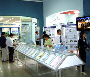 Khách hàng tìm hiểu thông tin nhà đất tại sàn ACBR.