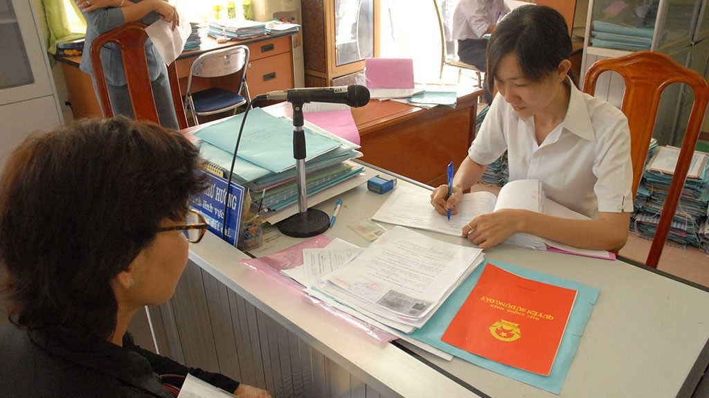 Thời gian thực hiện thủ tục cấp sổ đỏ, giấy phép xây dựng còn dài và chưa đồng bộ. 