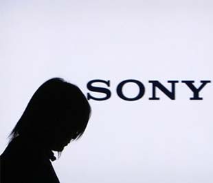 Ngày 22/1, hãng chế tạo hàng điện tử hàng đầu của Nhật Bản Sony gây sốc khi cho biết hãng có thể lỗ gộp với con số kỷ lục 260 tỷ Yên (khoảng 2,9 tỷ USD) trong năm tài khóa kết thúc vào cuối tháng 3/2009, do tác động từ suy thoái kinh tế toàn cầu - Ảnh: Reuters.