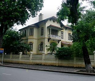 Một biệt thự từ thời Pháp trên phố Phan Đình Phùng (Hà Nội).