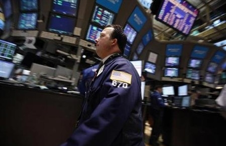 Nhà đầu tư hoảng loạn trước hàng loạt tin xấu dồn về trong vòng ngày đầu tiên của tuần giao dịch.