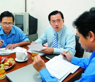 Ông Nguyễn Tuấn Quỳnh (giữa) tại cuộc họp ở Công ty Cổ phần Năng lượng Đại Việt - Ảnh: Thanh Đạm.