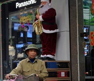 Mức tiết kiệm trung bình của người Việt đã giảm từ 17% năm 1999 xuống còn 9% năm 2008, cho thấy sự tự tin của người tiêu dùng vẫn còn cao - Ảnh: AFP/Getty Images.