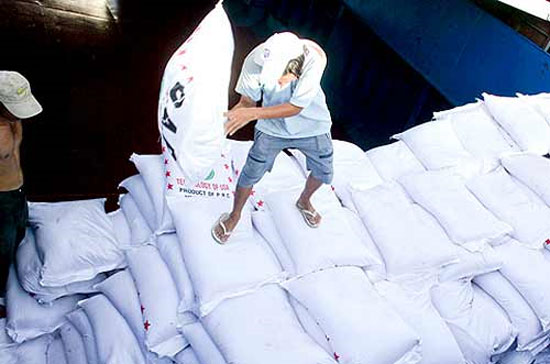 Nhiều thông tin nhiễu loạn đã khiến các nhà nhập khẩu lo thiếu nguồn cung, đồng thời giới đầu cơ đang đẩy giá bán lên để trục lợi.