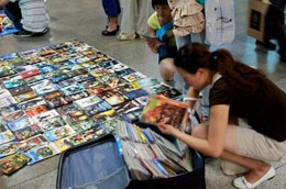 Băng đĩa nhái xuất hiện tràn lan tại Trung Quốc - Ảnh: AFP.