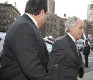 Theo các công tố viên, Madoff có thể lĩnh án tù tối đa lên tới 150 năm. Thời gian chính thức “bóc lịch” của ông ta sẽ bắt đầu từ ngày 16/6 tới - Ảnh: AP.