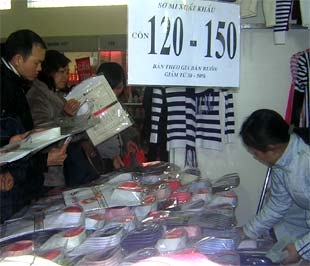 Rất nhiều gian hàng treo biển giảm giá từ 30-50% cho tất cả các mặt hàng như mỹ phẩm, đồ điện tử, điện lạnh, thời trang.