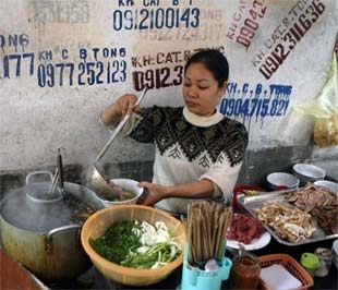 Nhóm Hàng ăn và dịch vụ ăn uống so với tháng trước đã giảm 1,58% trong tháng cuối năm này tại Hà Nội - Ảnh: Reuters.