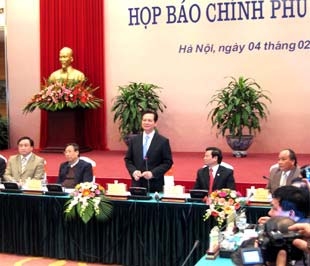 Thủ tướng và các phó thủ tướng, bộ trưởng tại cuộc họp báo Chính phủ thường kỳ đầu tiên trong năm Kỷ Sửu - Ảnh: Anh Quân.