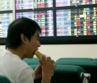 Nhà đầu tư tranh thủ "lót dạ" trên sàn - Ảnh: Việt Tuấn.