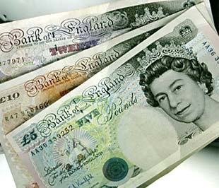 Mức cắt giảm 0,5% này đã đưa lãi suất đồng Bảng về mức thấp nhất trong lịch sử của BoE từ năm 1694 tới nay.