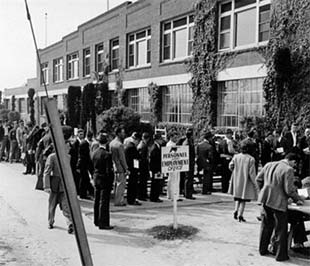 Hàng người đứng chờ xin việc ở California, thời Đại suy thoái 1929 ở Mỹ.